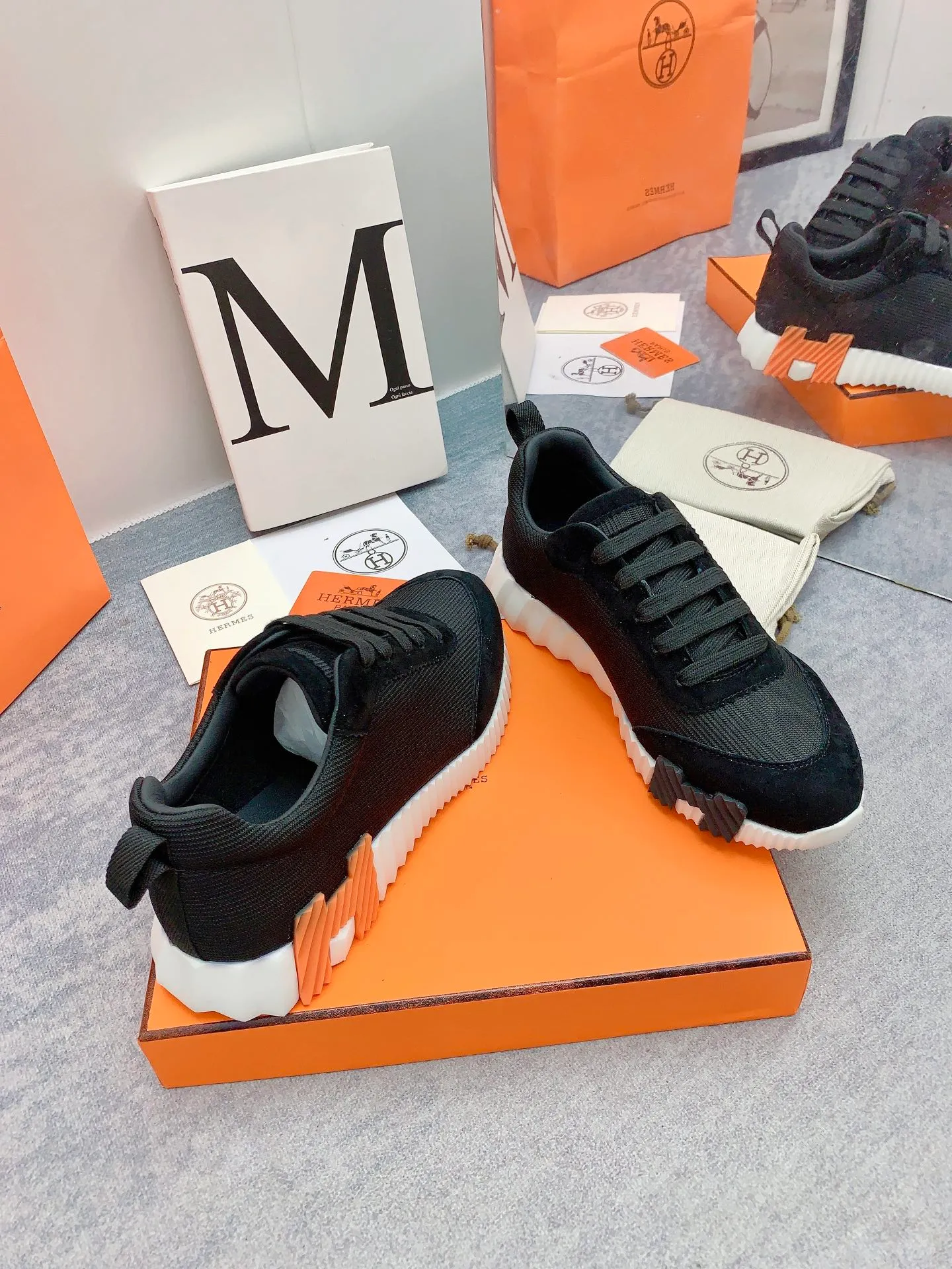 👟👟Ex-factory price 640👟👟 [Hermes] New Bouncing Couple 👫Sneakers. The most comfortable shoes from Hermès, no one else⃣️. They are very light on the feet and very beautiful. You will not feel tired when you go shopping and running around. 👍 The overall suede leather feels very good, very beautiful and very versatile. It is very light, comfortable and extremely light, suitable for both sports and leisure. It feels great to step on! 30+ men's and women's color combinations. You can choose, there will always be what you want~ ✅Fabric: Imported high mercerized sheep + original rain velvet ✅Inner: Imported silk sheepskin for lining insole ✅Outsole: Seamless combination of IP+TPU (multi-color letters) German technology irradiation machine ✅Code number: 35-41 for women and 38-46 for men (41 for women, 45.46 for men, customized and non-returnable)